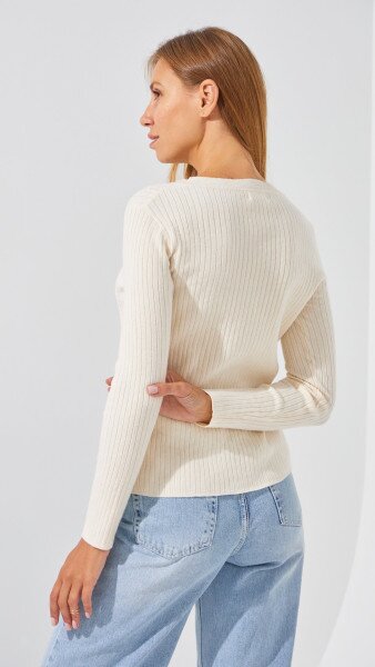 Купить Джемпер однотонный женский On me 98107-1 One Size Молочный Артикул: 2000999154409 Фото №5