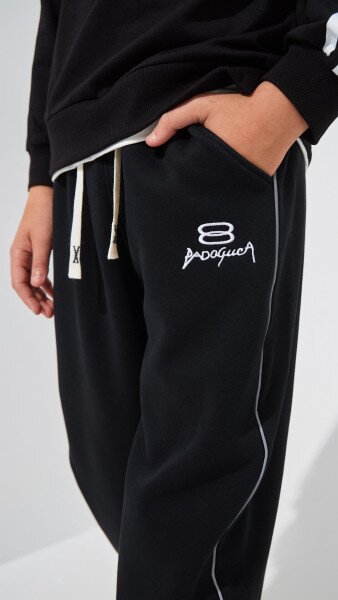 Купити Спортивні штани однотонні для хлопчика Dinomin 9303 122 см Чорний Артикул: 2000991050099 Фото №3