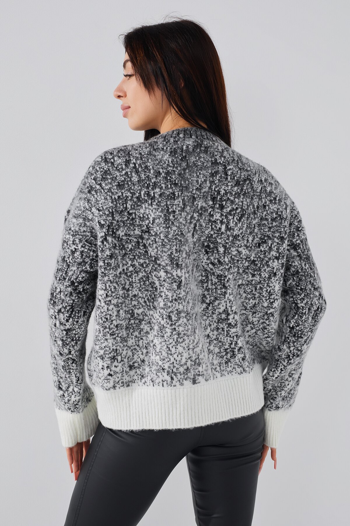 Джемпер однотонний жіночий Femme 10102 One Size Чорний (2000990349545W)  Фото №4