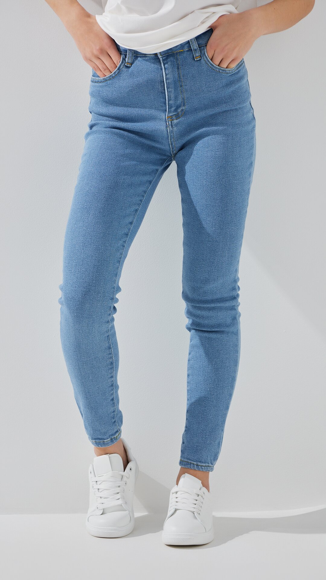 Купити Джинси Slim Fit жіночі LAWA WBC02413 40 Світло-синій Артикул: 2000999394287 Фото повноекранне №1